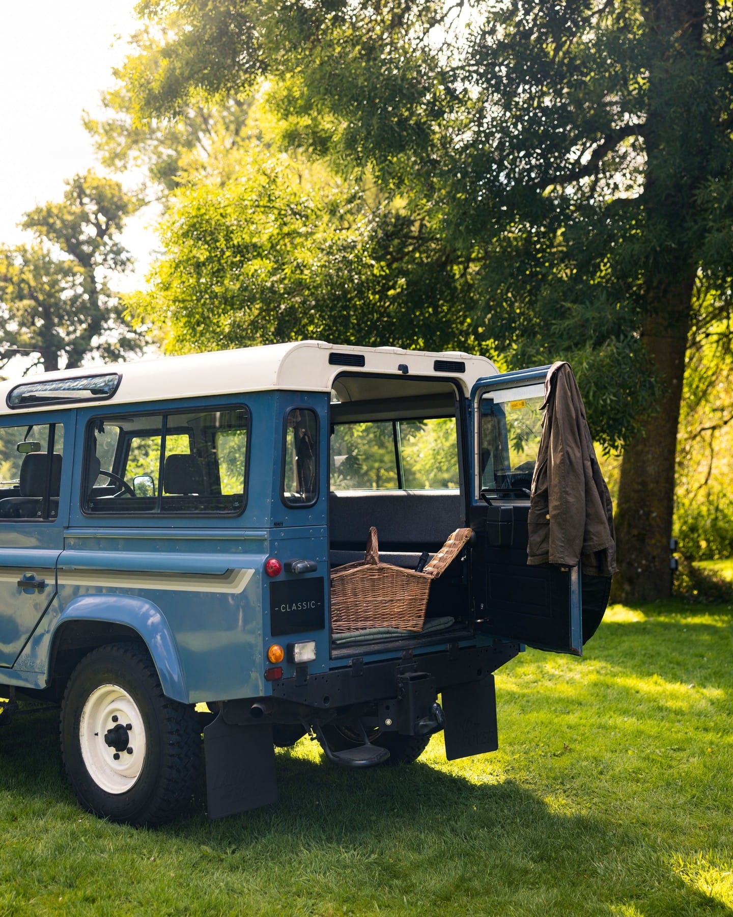 Land Rover and the elegance that smells of mud and afternoon tea.