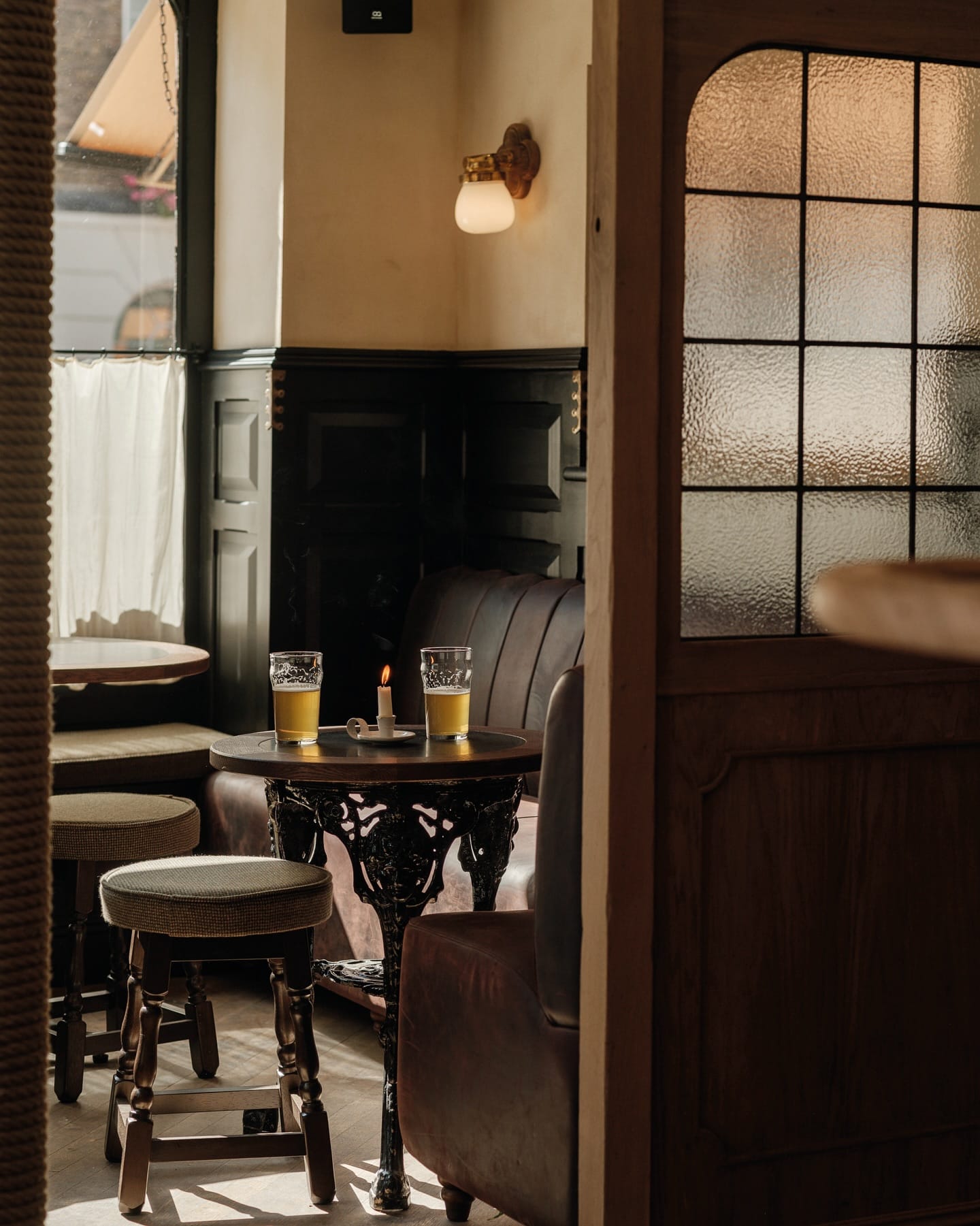 The Bull, where the English countryside tells its story between a crackling fireplace and a pint of beer.